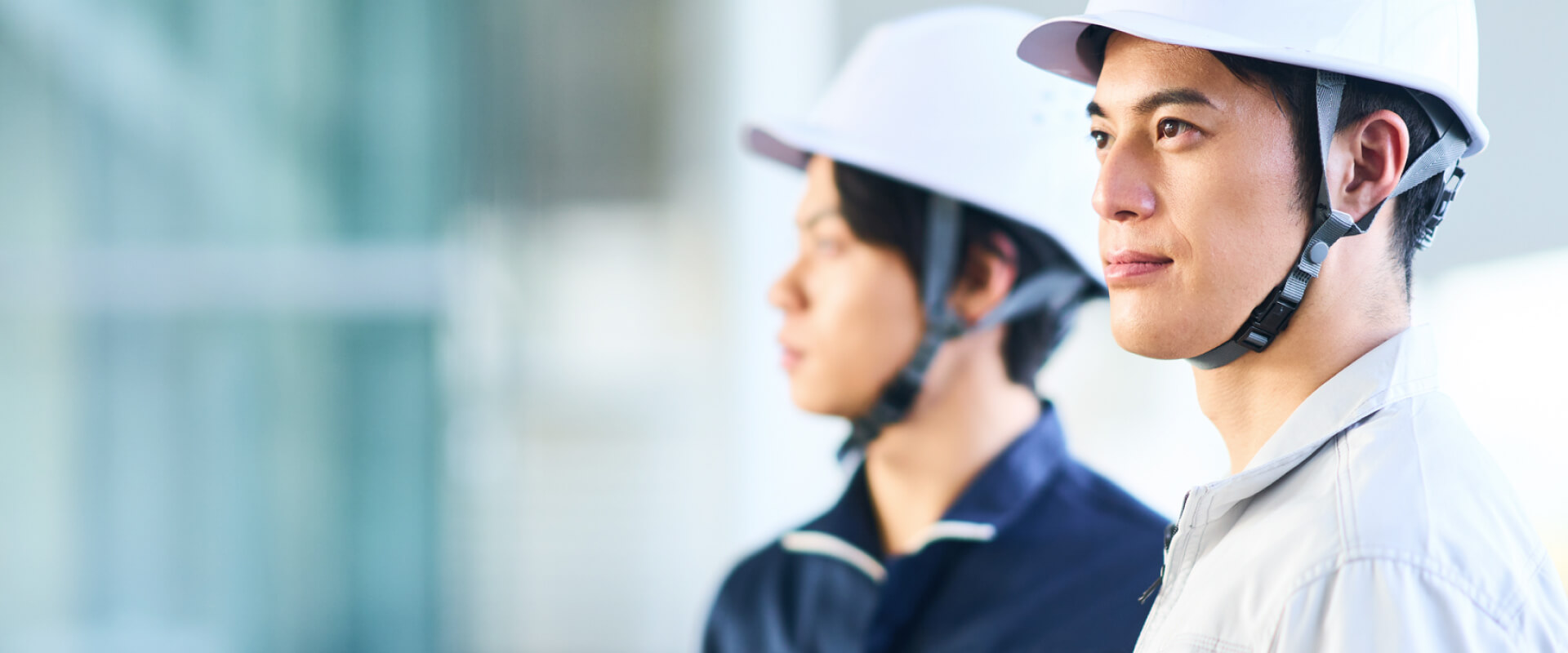 イメージ：ヘルメットを被った複数の男性