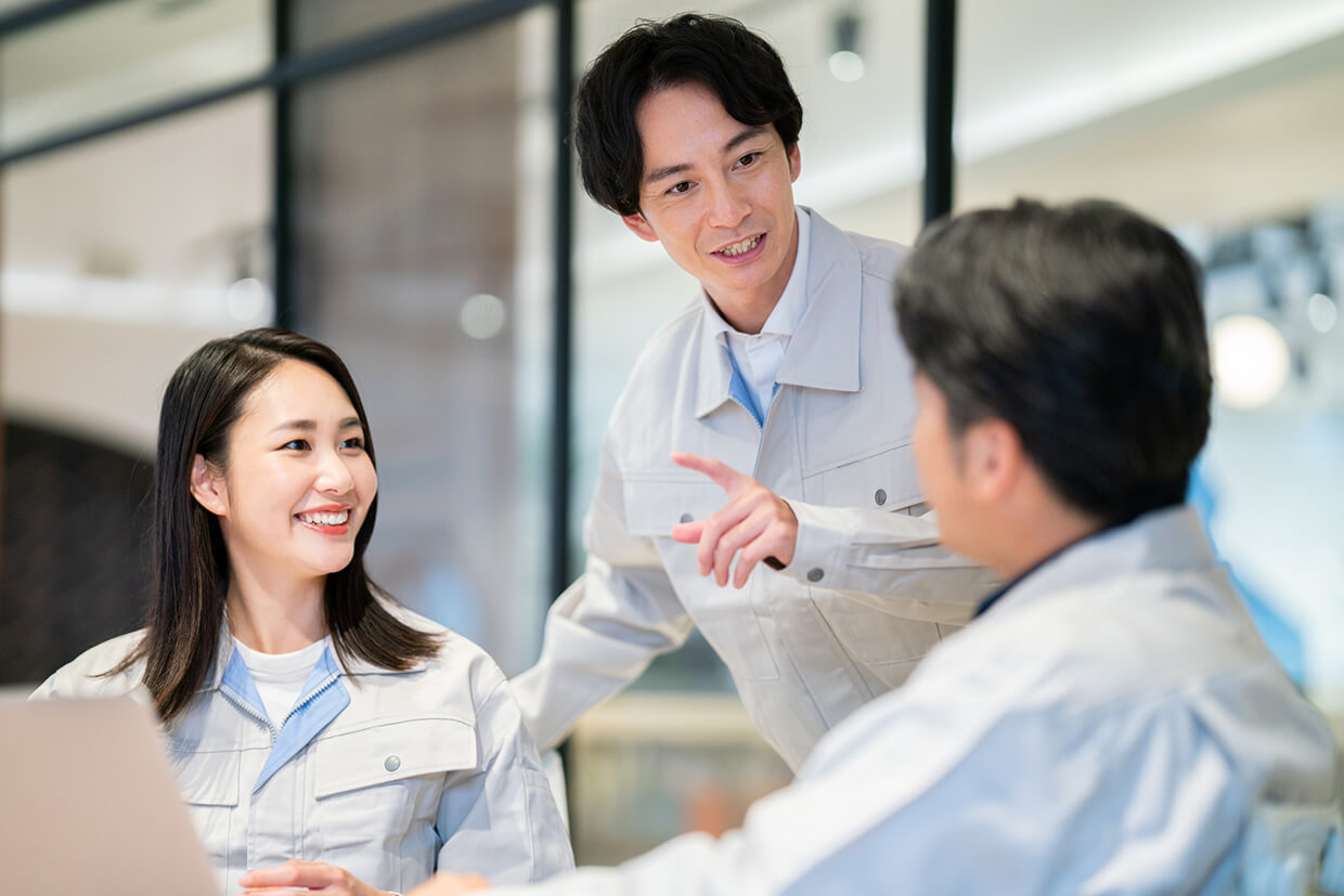 イメージ：笑顔で話すスタッフ