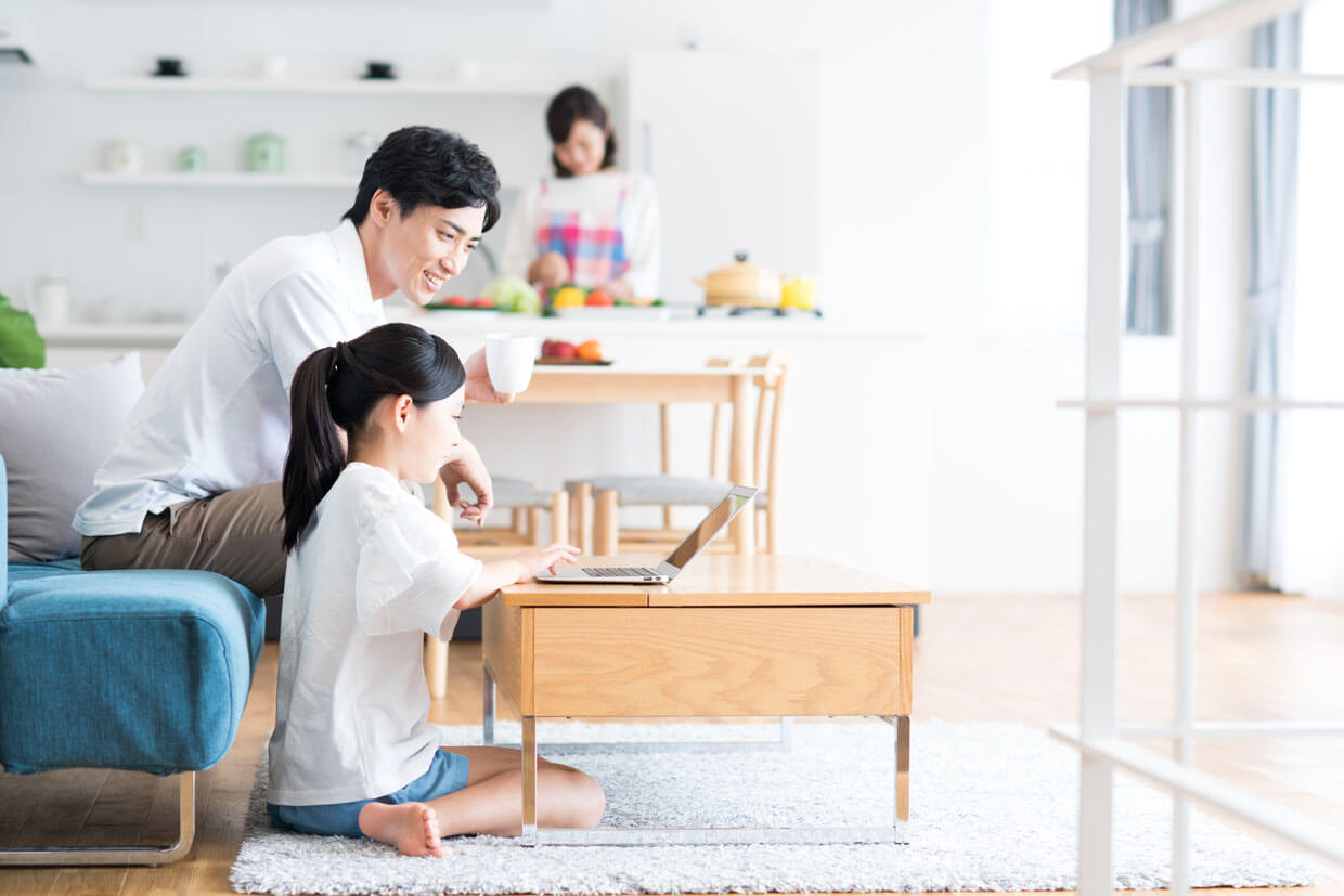 イメージ：きれいな室内で過ごす家族