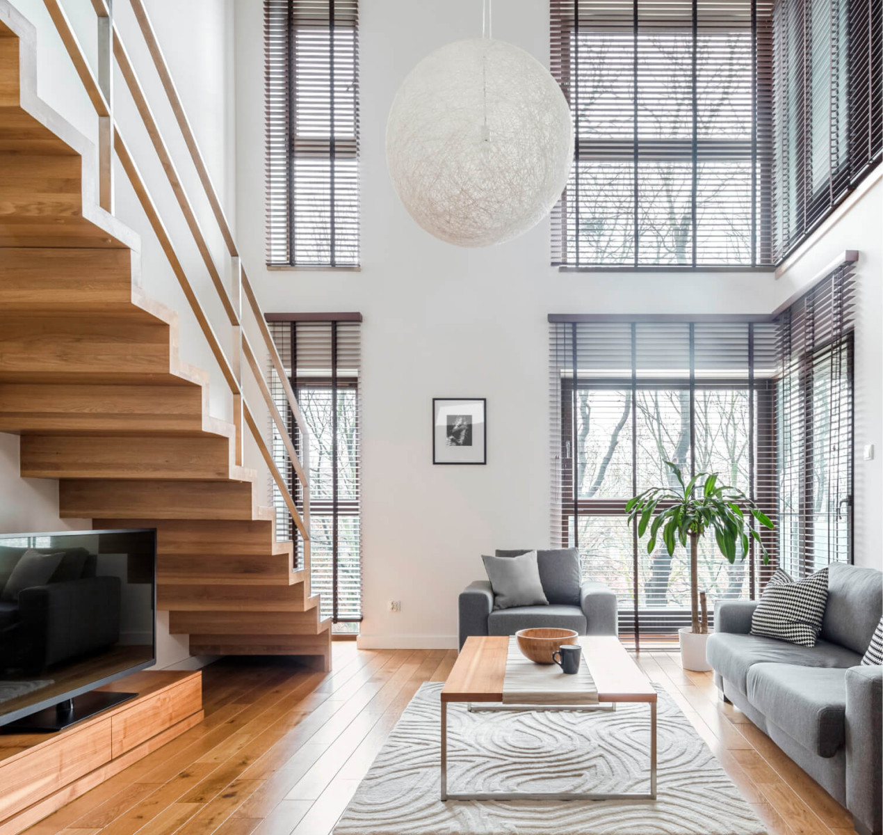 イメージ：温かみのある木材が使用された天井の高い明るい室内